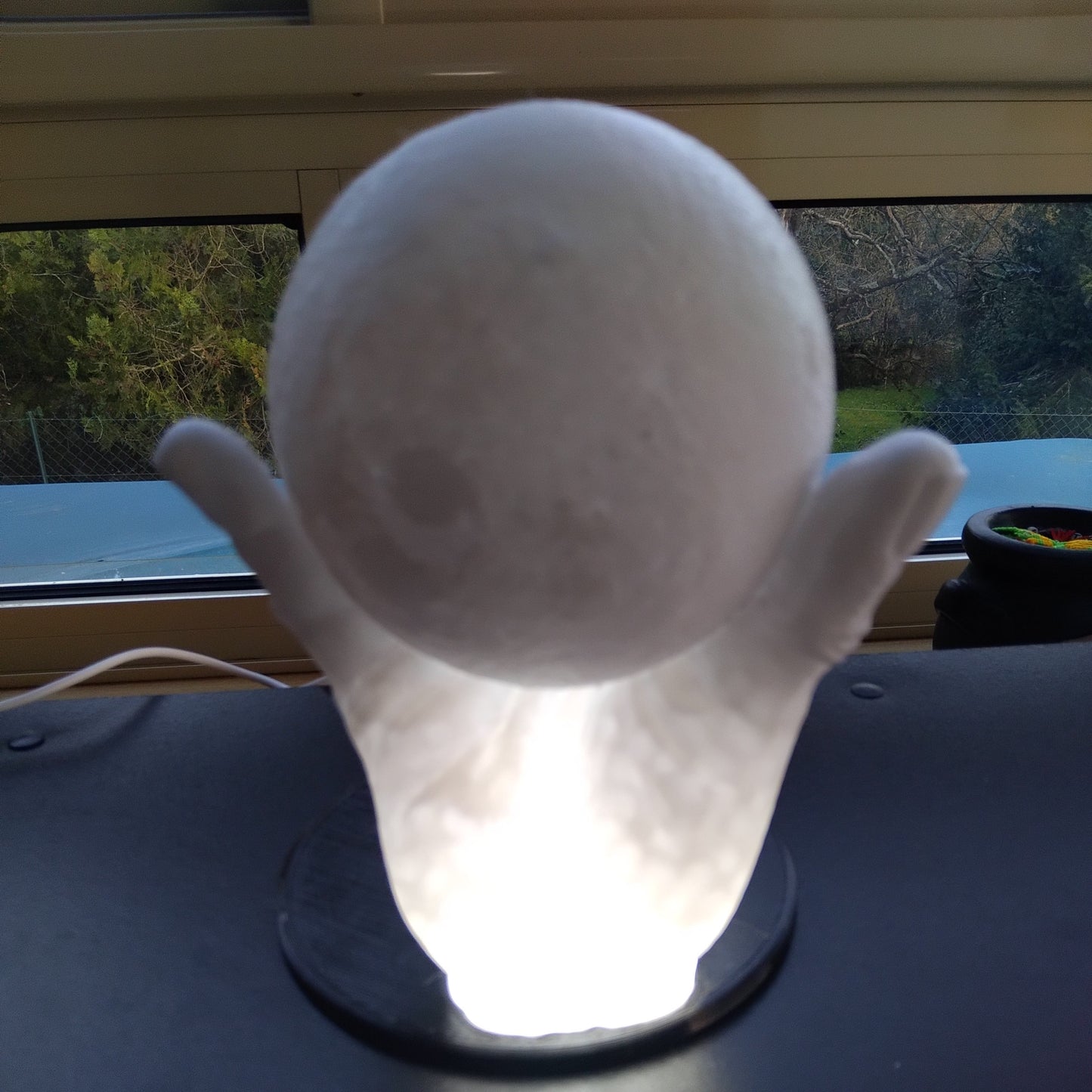Lampe Lune Portée par la Main
