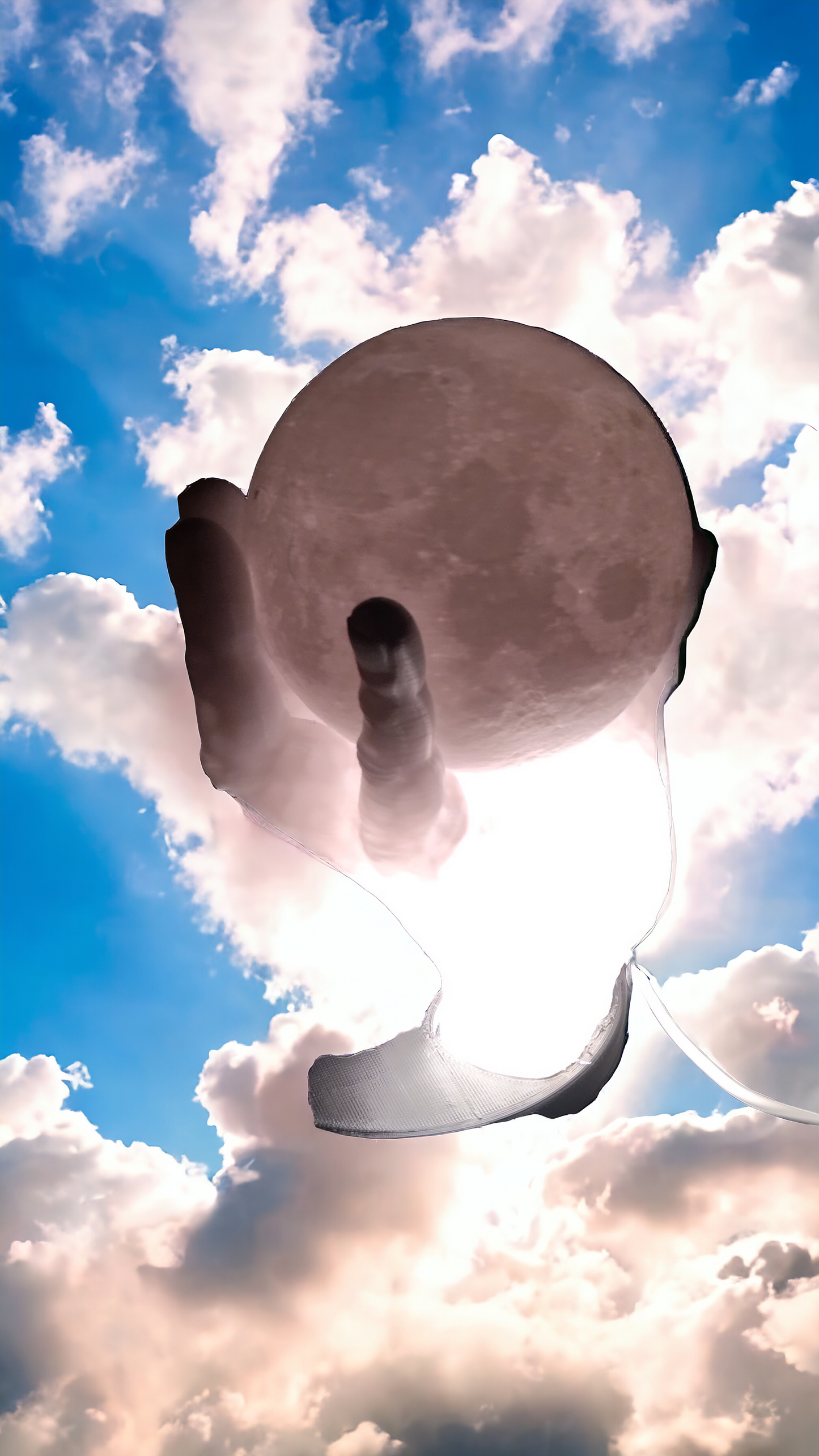 Lune dans main lumineuse