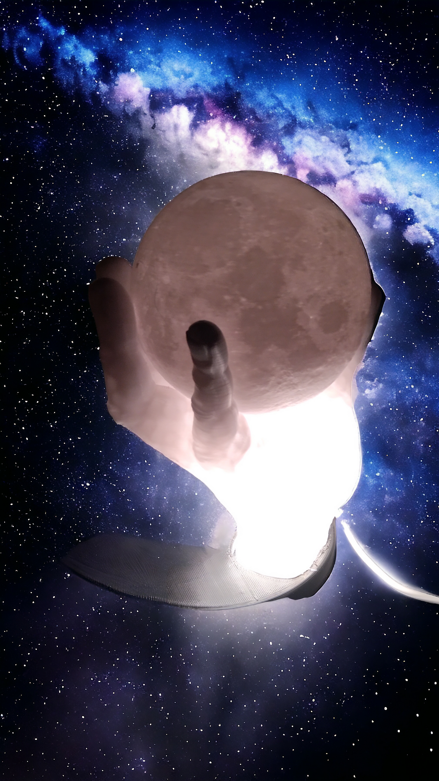 Lune dans main lumineuse