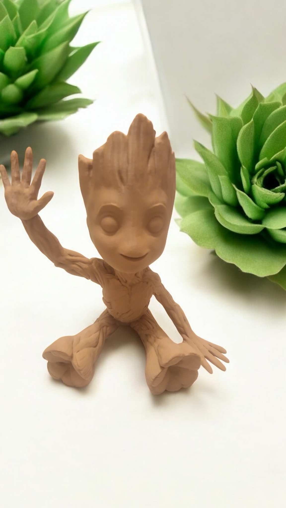 Baby Groot assis, 20 cm de haut