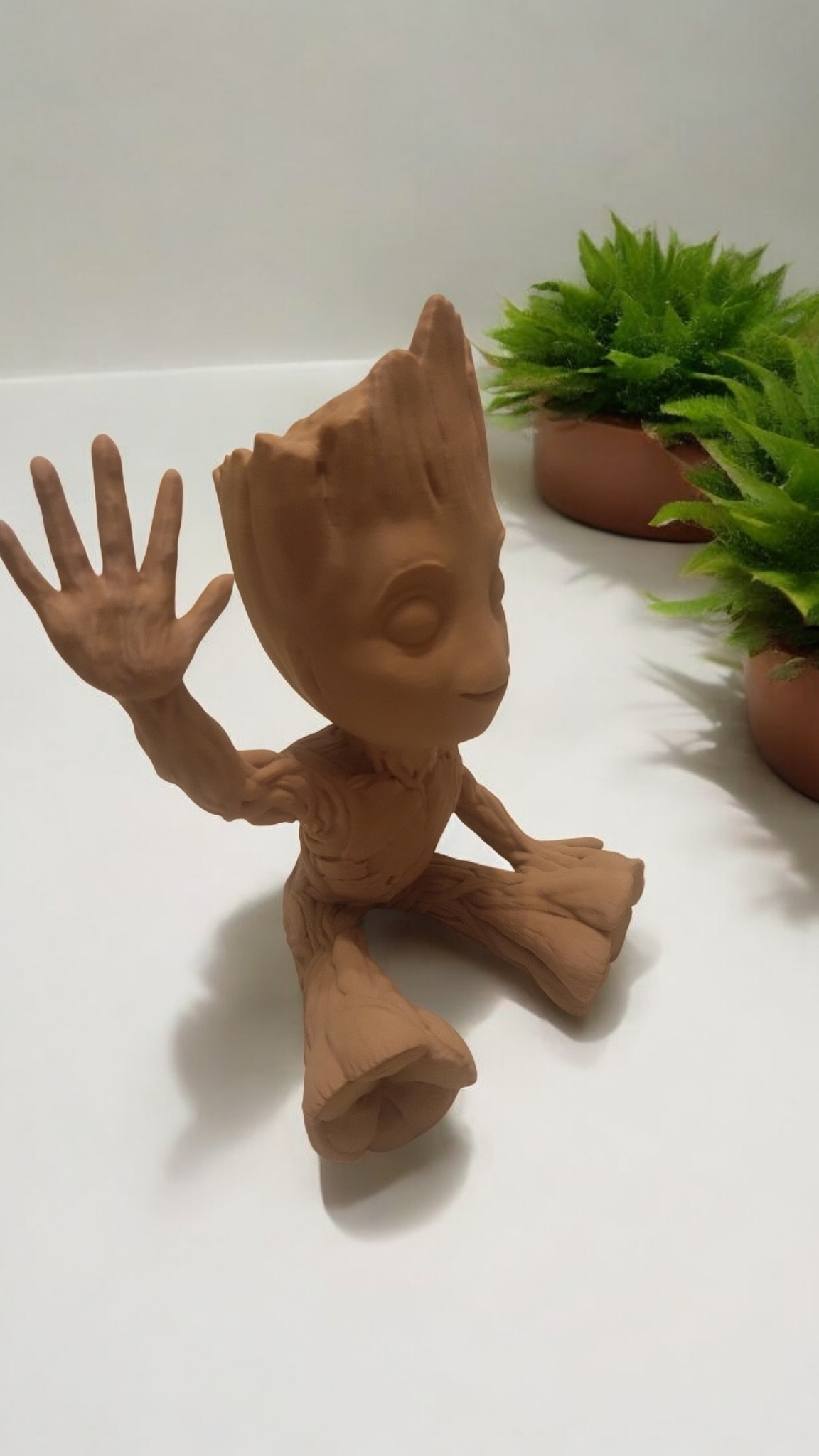 Baby Groot assis, 20 cm de haut