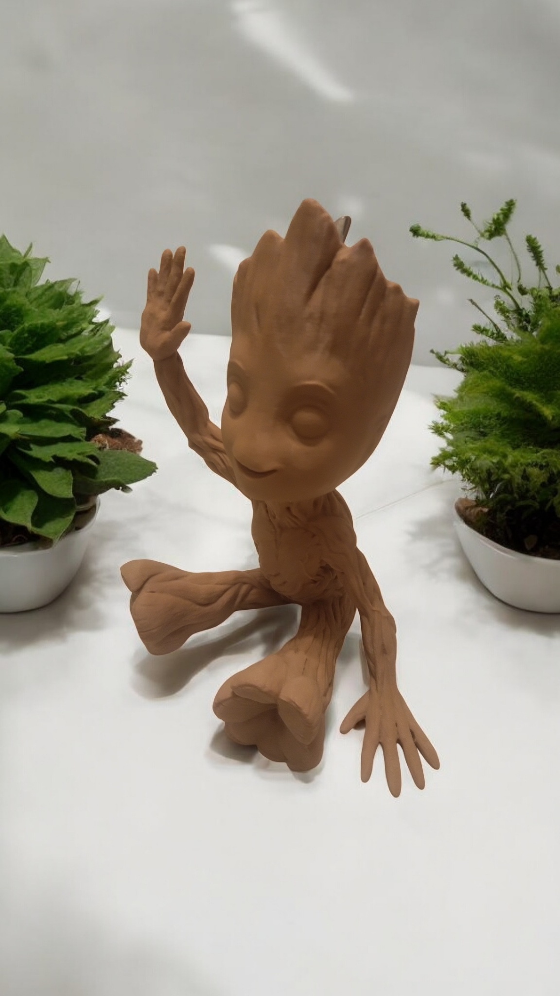 Baby Groot assis, 20 cm de haut