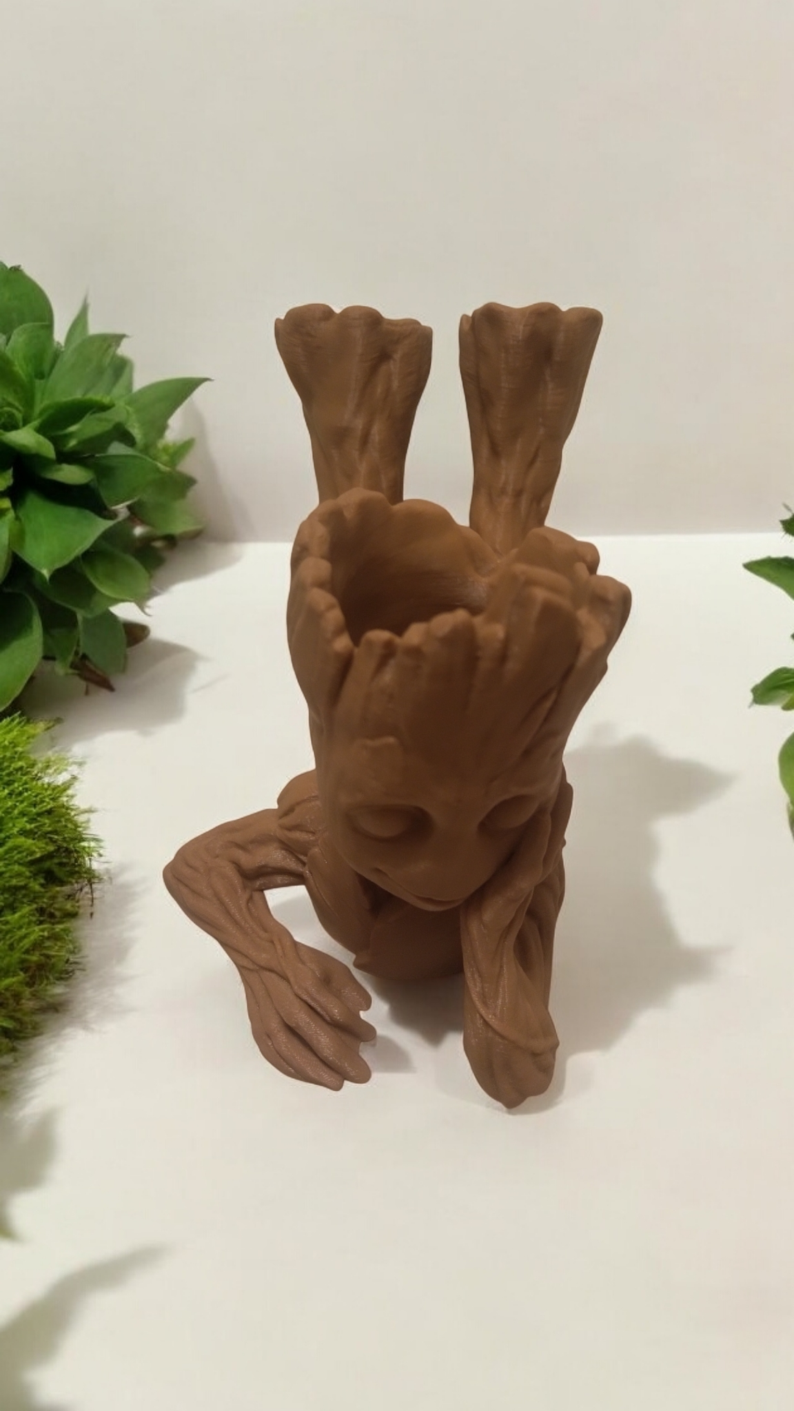 Baby Groot allongé, 20 cm de long